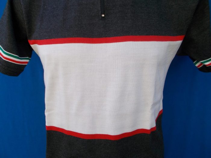 MAGLIA LANA ANNI 70' GRIGIO ANTRACITE FASCIA BIANCA E PICCOLA ROSSA RIFINITURE TRICOLORI - immagine 2
