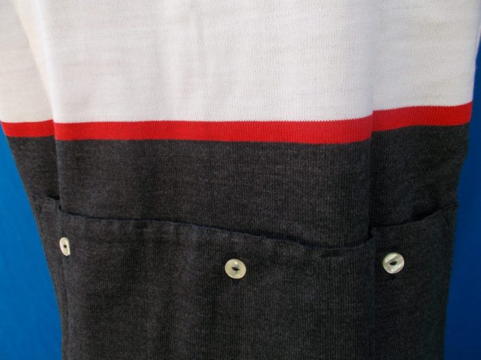 MAGLIA LANA ANNI 70' GRIGIO ANTRACITE FASCIA BIANCA E PICCOLA ROSSA RIFINITURE TRICOLORI - immagine 8