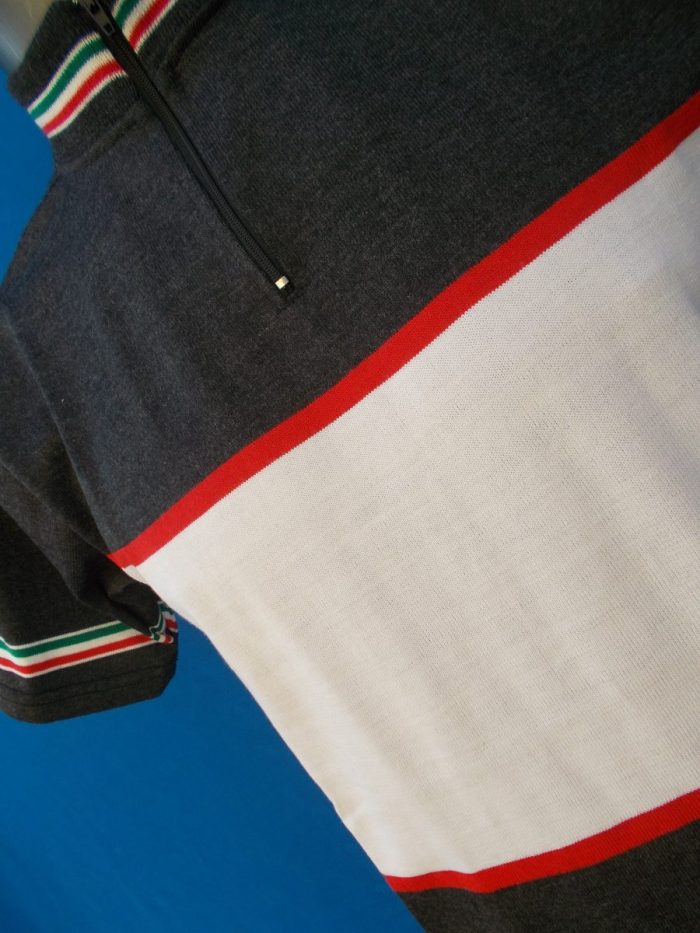 MAGLIA LANA ANNI 70' GRIGIO ANTRACITE FASCIA BIANCA E PICCOLA ROSSA RIFINITURE TRICOLORI - immagine 5