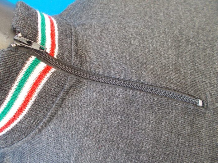 MAGLIA LANA ANNI 70' GRIGIO ANTRACITE FASCIA BIANCA E PICCOLA ROSSA RIFINITURE TRICOLORI - immagine 4