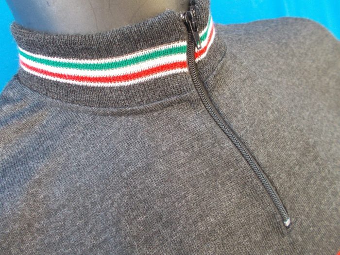 MAGLIA LANA ANNI 70' GRIGIO ANTRACITE FASCIA BIANCA E PICCOLA ROSSA RIFINITURE TRICOLORI - immagine 3