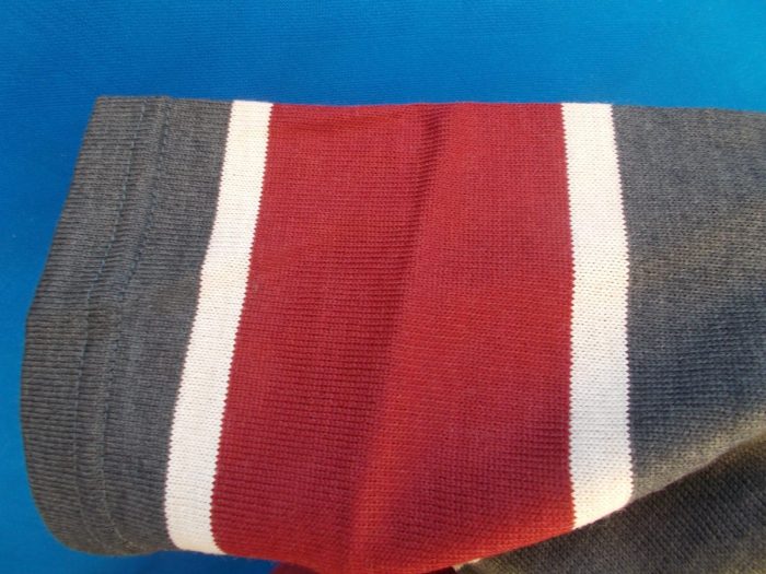 MAGLIA LANA ANNI 70' GRIGIO SCURO FASCIA AMARANTO, RIGA PICCOLA CREMA E RIFINITURA COLLO TRICOLORE - immagine 6