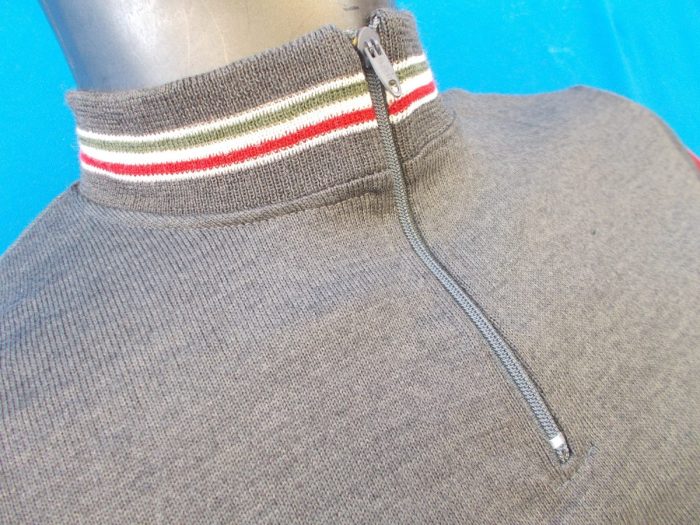 MAGLIA LANA ANNI 70' GRIGIO SCURO FASCIA AMARANTO, RIGA PICCOLA CREMA E RIFINITURA COLLO TRICOLORE - immagine 4