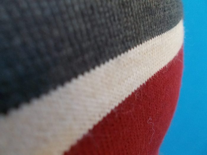 MAGLIA LANA ANNI 70' GRIGIO SCURO FASCIA AMARANTO, RIGA PICCOLA CREMA E RIFINITURA COLLO TRICOLORE - immagine 3