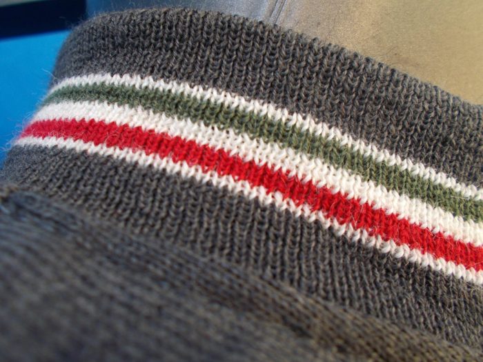 MAGLIA LANA ANNI 70' GRIGIO SCURO FASCIA AMARANTO, RIGA PICCOLA CREMA E RIFINITURA COLLO TRICOLORE - immagine 5