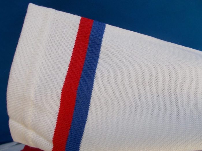 MAGLIA LANA ANNI 70' BIANCA FASCIA E RIFINITURE AZZURRO E ROSSO - immagine 5