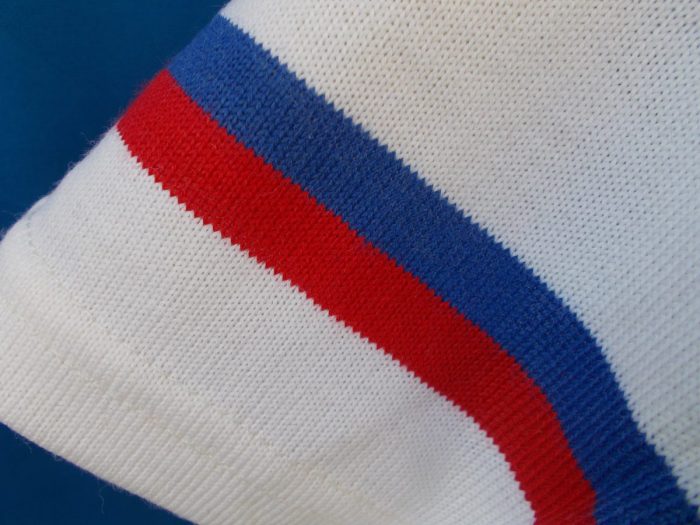 MAGLIA LANA ANNI 70' BIANCA FASCIA E RIFINITURE AZZURRO E ROSSO - immagine 6