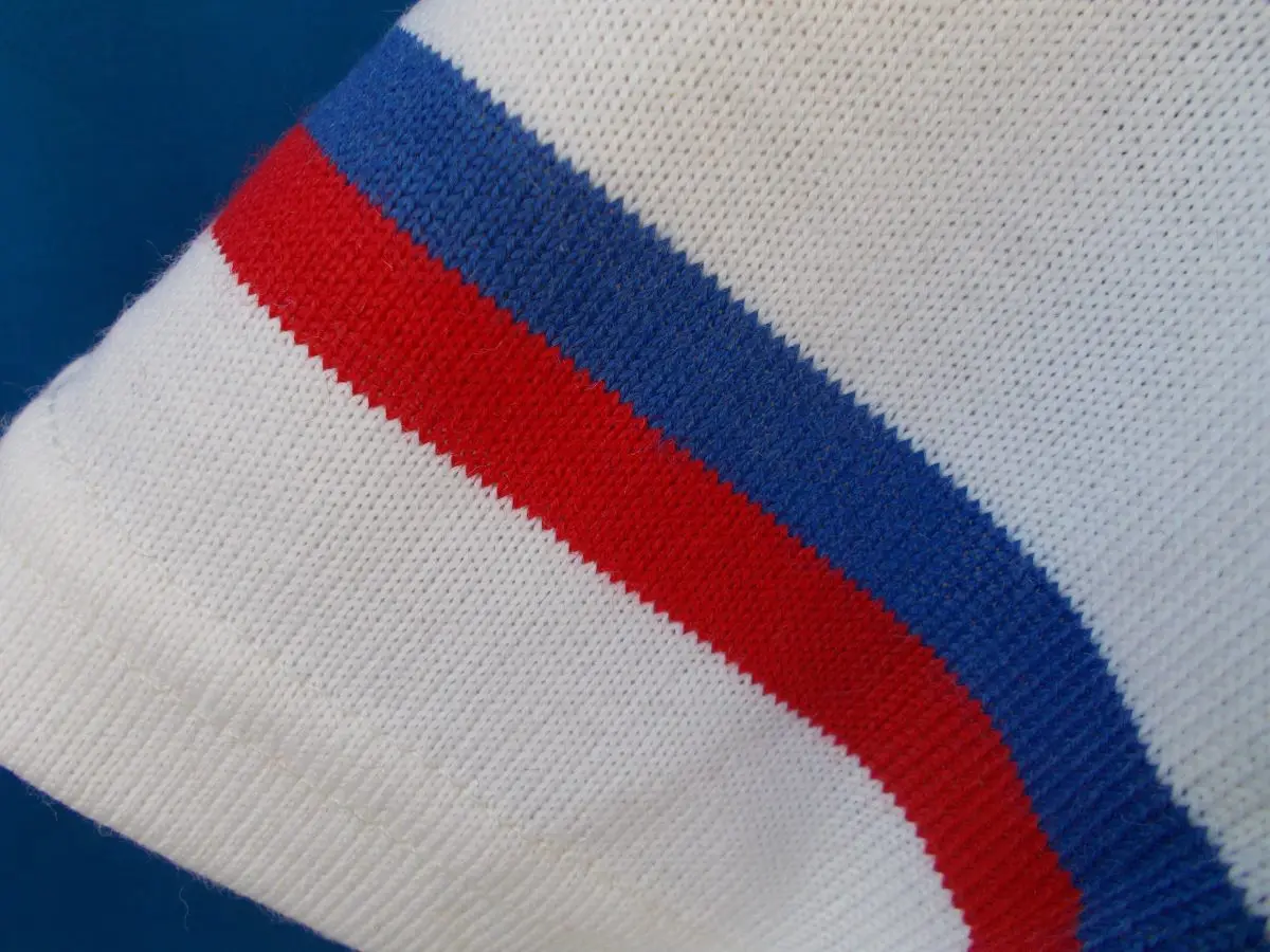 MAGLIA LANA ANNI 70' BIANCA FASCIA E RIFINITURE AZZURRO E ROSSO - immagine 6