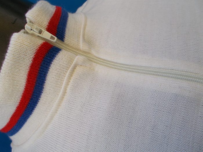 MAGLIA LANA ANNI 70' BIANCA FASCIA E RIFINITURE AZZURRO E ROSSO - immagine 4