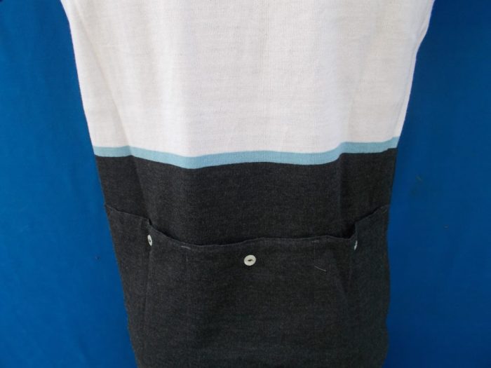 MAGLIA LANA ANNI 70' GRIGIO ANTRACITE FASCIA E MANICHE BIANCA RIGO CELESTE COLLO RIFINITURA TRICOLORE - immagine 10