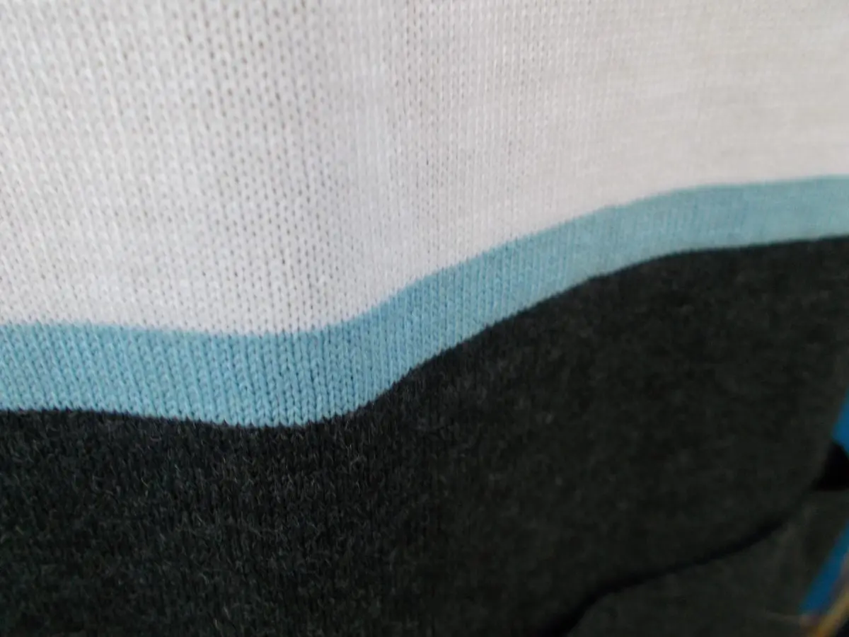 MAGLIA LANA ANNI 70' GRIGIO ANTRACITE FASCIA E MANICHE BIANCA RIGO CELESTE COLLO RIFINITURA TRICOLORE - immagine 3