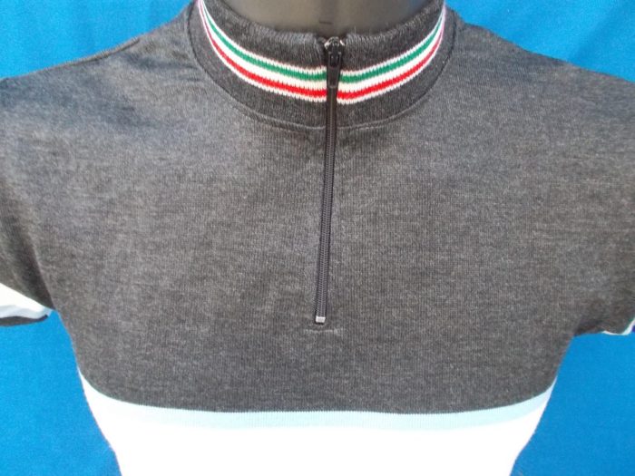 MAGLIA LANA ANNI 70' GRIGIO ANTRACITE FASCIA E MANICHE BIANCA RIGO CELESTE COLLO RIFINITURA TRICOLORE - immagine 7