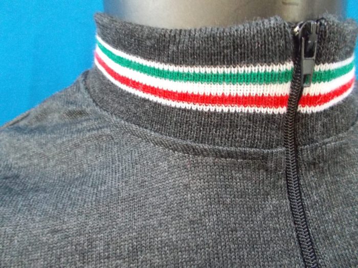 MAGLIA LANA ANNI 70' GRIGIO ANTRACITE FASCIA E MANICHE BIANCA RIGO CELESTE COLLO RIFINITURA TRICOLORE - immagine 6