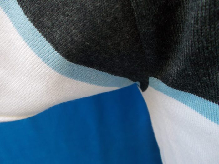 MAGLIA LANA ANNI 70' GRIGIO ANTRACITE FASCIA E MANICHE BIANCA RIGO CELESTE COLLO RIFINITURA TRICOLORE - immagine 4