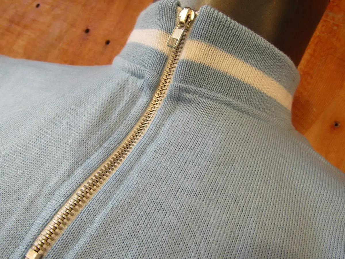 MAGLIA LANA ANNI 70' CELESTE FASCIA BIANCA CON RIGA COLLO BIANCA E RIGO BASSO MANICA - immagine 3