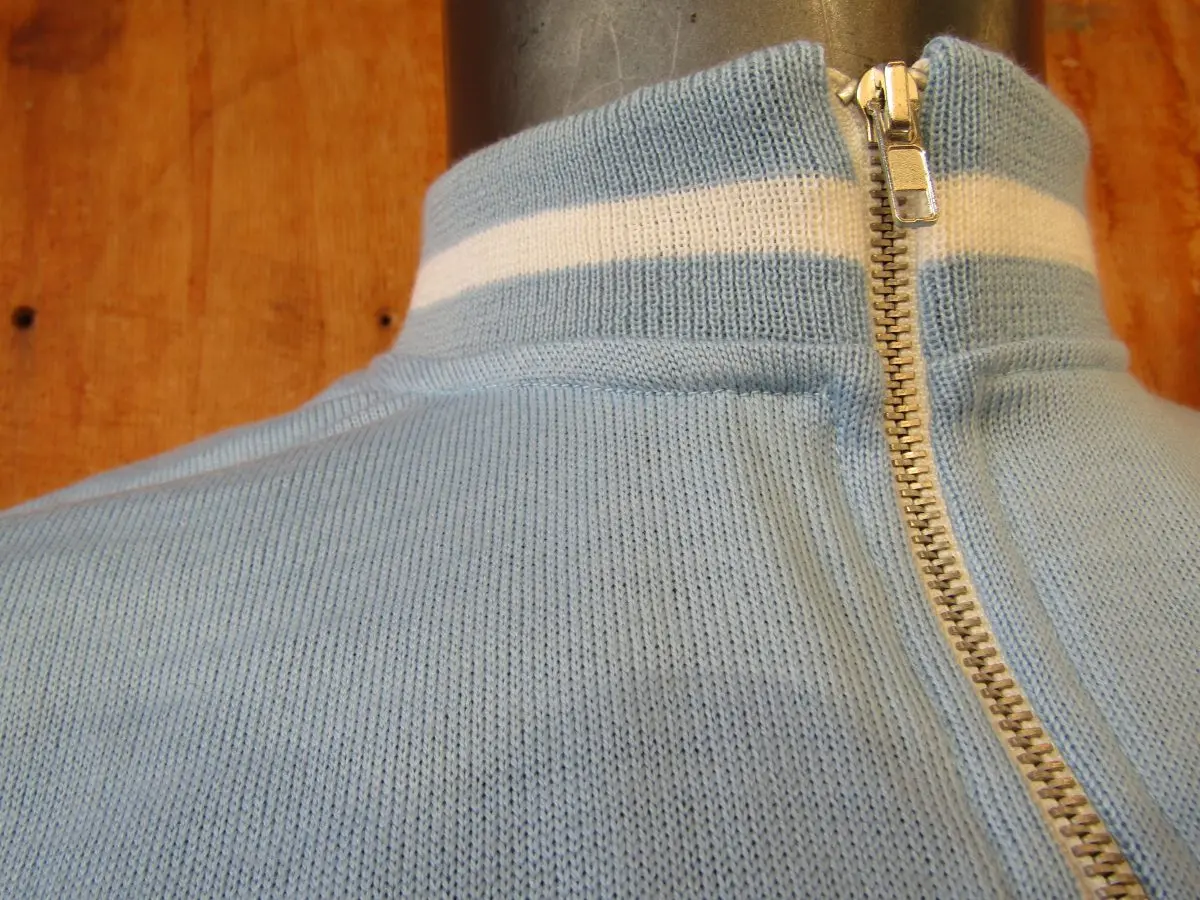 MAGLIA LANA ANNI 70' CELESTE FASCIA BIANCA CON RIGA COLLO BIANCA E RIGO BASSO MANICA - immagine 4