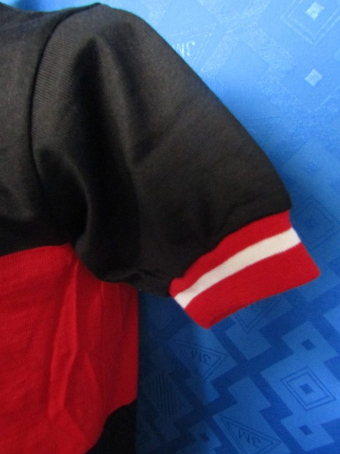MAGLIA LANA ANNI 70 NERA FASCIA ROSSA CON COLLO E POLSINI ROSSI RIGO BIANCO - immagine 3
