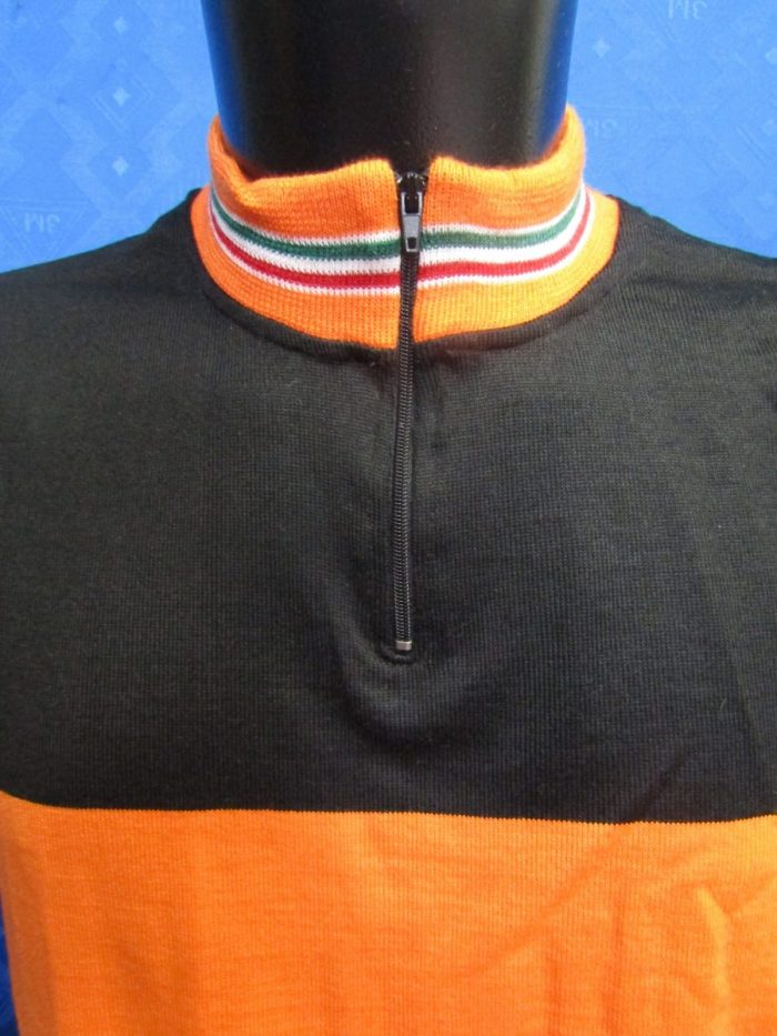 MAGLIA LANA ANNI 70' NERA FASCIA ARANCIONE COLLO E POLSINI ARANCIONE CON RIFINITURE TRICOLORI - immagine 3
