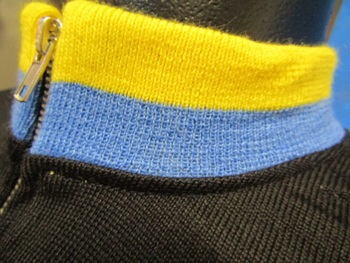 MAGLIA LANA ANNI 70' NERA FASCIA E RIFINITURE GIALLO E AZZURRE - immagine 4