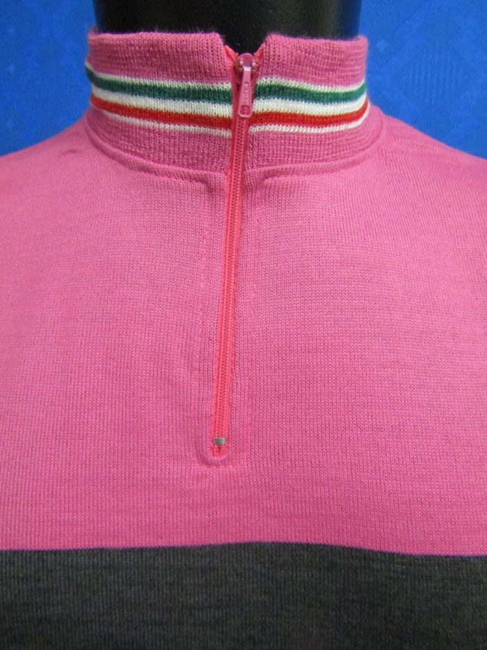MAGLIA LANA ANNI 70' MAGENTA FASCIA GRIGIO SCURO CON RIFINITURE TRICOLORI - immagine 3