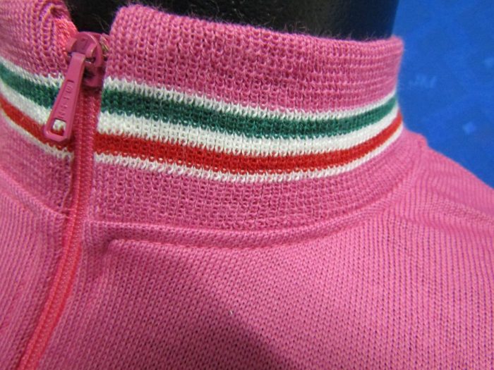 MAGLIA LANA ANNI 70' MAGENTA FASCIA GRIGIO SCURO CON RIFINITURE TRICOLORI - immagine 4