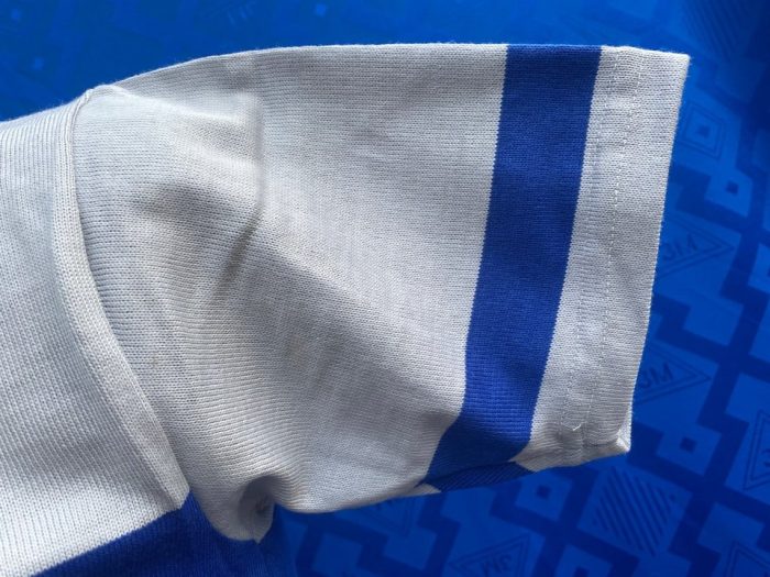 MAGLIA LANA ANNI 70' GRIGIO CHIARO FASCIA AZZURRO ELETTRICO - immagine 3