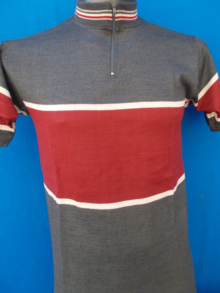 MAGLIA LANA ANNI 70' GRIGIO SCURO FASCIA AMARANTO, RIGA PICCOLA CREMA E RIFINITURA COLLO TRICOLORE